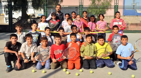 Akdeniz'de tenis kurslar sryor